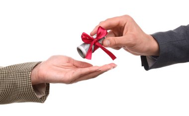 İkramiye. Patron çalışana beyaz arka planda para veriyor, yakın plan.