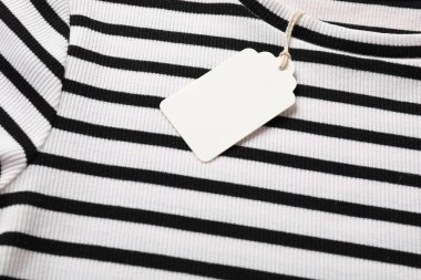 Çizgili tişörtte karton etiket, üst görünümde