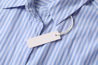 Çizgili tişörtte karton etiket, üst görünüm