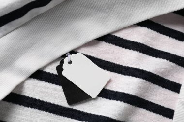 Çizgili giysinin üzerindeki karton etiketler, üst görünüm