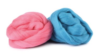 Beyazda izole edilmiş farklı renkte yün