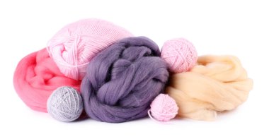 Yün ve örgü iplikleri beyazın üzerinde yalıtılmış