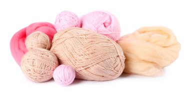 Yün ve örgü iplikleri beyazın üzerinde yalıtılmış