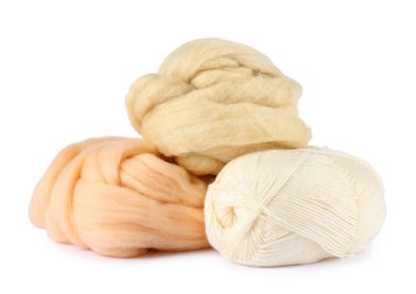 Yün ve örgü iplikleri beyazın üzerinde yalıtılmış