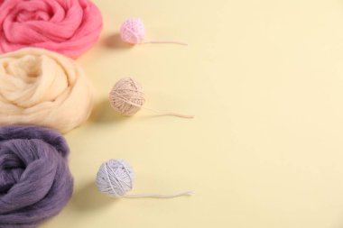 Bej arka planda yün ve örgü ipliği hissetmek, yakın plan. Metin için boşluk