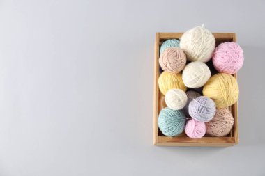 Hafif arka planda renkli örgü ipliği, üst manzara. Metin için boşluk