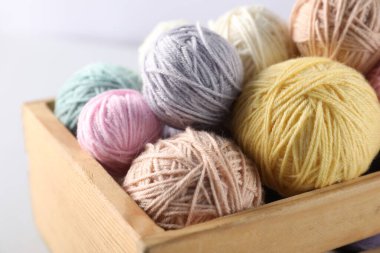 Hafif arkaplanda renkli örgü ipliği, yakın plan