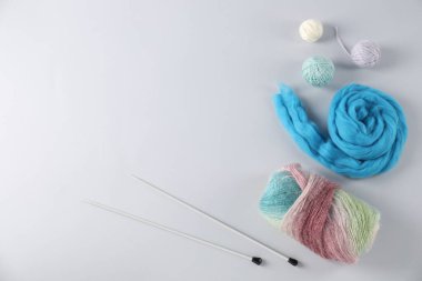 Hafif arka planda iğneli yün ve örgü ipliği, düz yatış. Metin için boşluk