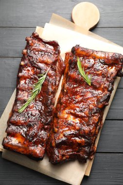 Siyah ahşap masada biberiyeli domuz pirzolası.