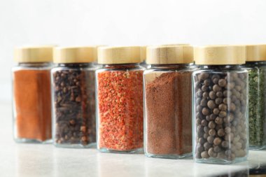 Kapalı kapılar ardında kavanozlarda farklı aromatik baharatlar var.