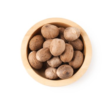 Kabın içindeki fındıklar beyazda izole, üst manzara