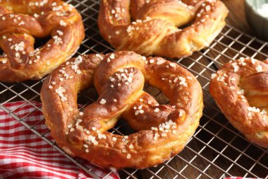 Sofrada tuzlu krakerler, yakın plan.