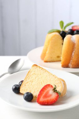 Pudra şekerli, böğürtlenli ve nane şekerli kek, yakın plan.