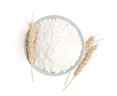 Kasede buğday unu ve beyaz arka planda çiviler, üst manzara.