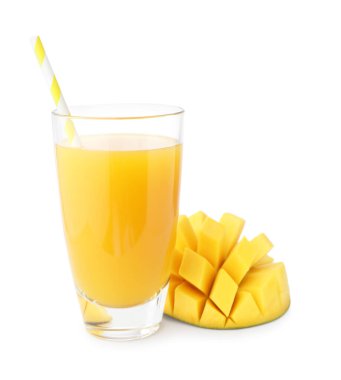 Bardakta lezzetli mango suyu ve beyaz üzerine izole edilmiş taze meyve.