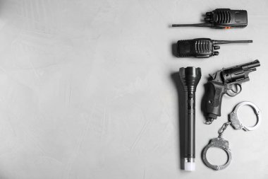 Açık gri masada farklı polis ekipmanları var. Metin için boşluk