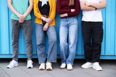 Bir grup genç açık hava binası yakınlarında, yakın plan.