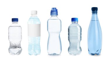 Beyaz arka planda su bulunan plastik şişeler, hazır.