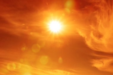 Sıcak yaz havasında güneşli ve bulutlu turuncu gökyüzü. Son derece yüksek sıcaklık