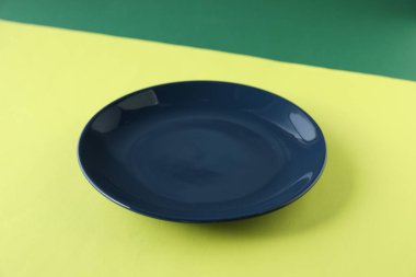 Yeşil arkaplanda boş bir tabak, yakın plan