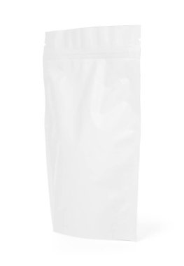 Bir fermuarlı stand-up kesesi beyaza izole edilmiş.