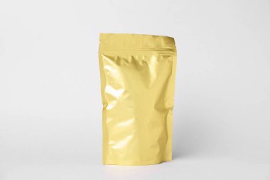 Beyaz arka planda fermuarlı bir stand-up kesesi. Tasarım için model