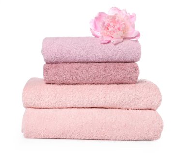 Havlu yığını ve şakayık çiçeği beyaz üzerine izole edilmiş.