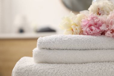 Yumuşak havlu yığını ve şakayık çiçekleri içeri, yakın çekim.