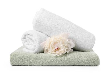 Yumuşak havlu ve şakayık çiçeği yığını beyaz üzerine izole edilmiş.