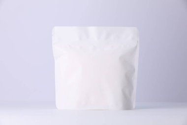 Beyaz arka planda fermuarlı stand-up kesesi. Tasarım için model