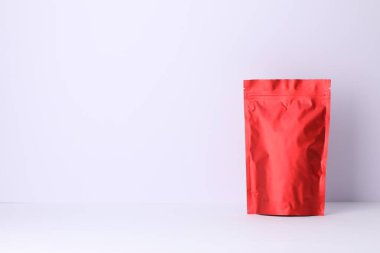 Beyaz arka planda fermuarlı stand-up kesesi. Tasarım için model