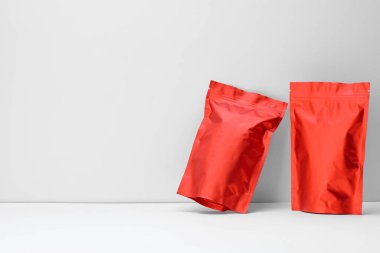 Beyaz arka planda fermuarlı stand-up kesesi. Tasarım için model