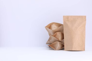 Beyaz arka planda fermuarlı stand-up kesesi. Tasarım için model