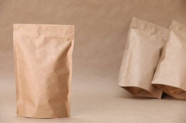 Kraft kağıt arka planda fermuar stand-up torbaları. Tasarım için model