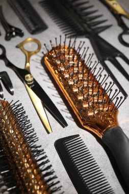 Gri masadaki farklı kuaför aletleri, yakın plan.