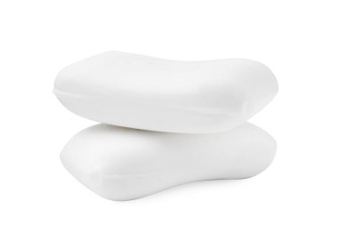 Beyaza izole edilmiş iki sabun çubuğu. Kişisel temizlik.