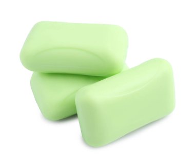 Beyaz üzerine izole edilmiş üç sabun çubuğu. Kişisel temizlik.