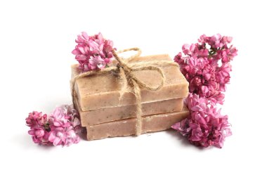 Sabun çubukları ve leylak çiçekleri izole edilmiş beyaz