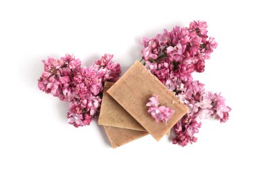 Sabun çubukları ve leylak çiçekleri izole edilmiş beyaz