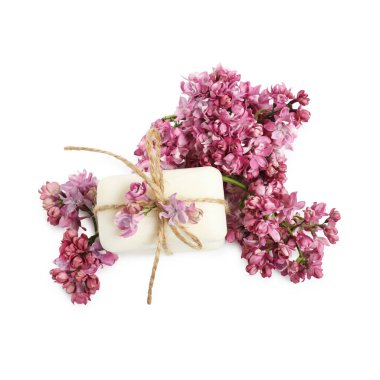 Sabun çubukları ve leylak çiçekleri izole edilmiş beyaz