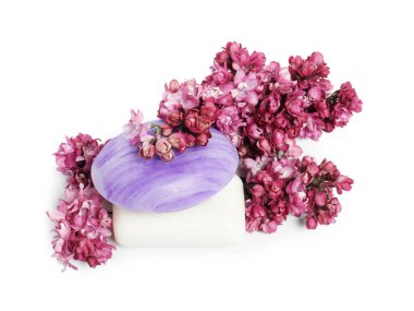 Sabun çubukları ve leylak çiçekleri izole edilmiş beyaz