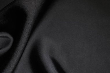 Arkaplan olarak buruşmuş siyah ipek kumaş, üst görünüm
