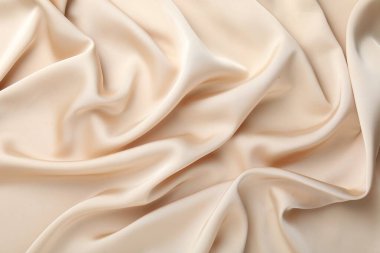 Arkaplan olarak buruşuk bej ipek kumaş, üst görünüm