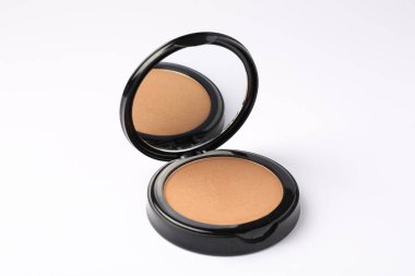 Beyaz arkaplanda ayna olan yüz pudrasını aç