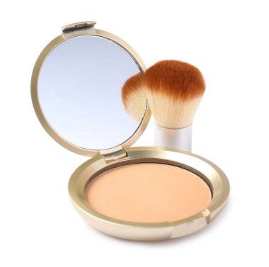 Aynalı açık yüz pudrası ve beyaz üzerinde izole edilmiş fırça