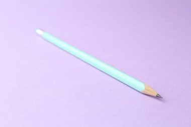 Menekşe arkaplanda bir grafit kalem, yakın plan