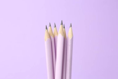 Menekşe arkaplan üzerinde birçok grafit kalem, yakın plan