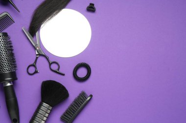 Mor arka planda farklı kuaför aletleri, düz yatış. Metin için boşluk