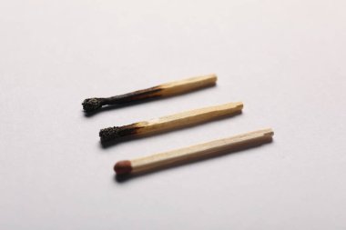 Gri arkaplanda yanmış ve tüm eşleşmeler, yakın plan