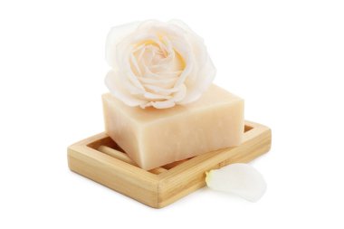 Aromatik sabun çubuğu ve beyaz üzerine izole gül